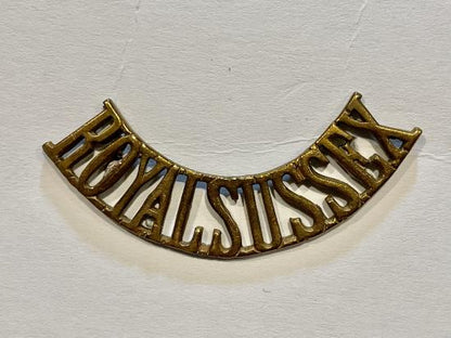 Gradia Militaria -  WW1 ROYAL SUSSEX Brass shoulder title