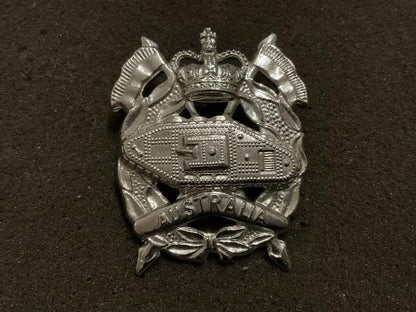 Gradia Militaria -  Royal Australian Armoured Regiment chrome metal hat badge