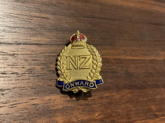 Gradia Militaria -  WW1/2 New Zealand ‚ÄòOnward‚Äô gilt & enamel sweetheart