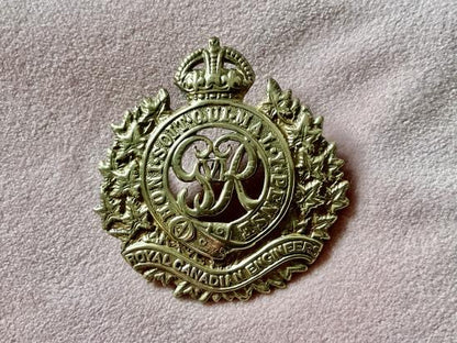 Gradia Militaria -  WW2 Royal Canadian Engineers brass cap badge