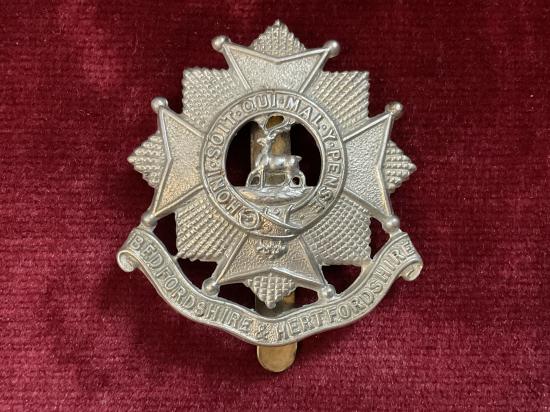 Gradia Militaria -  WW2 Bedfordshire & Hertfordshire regiment cap badge