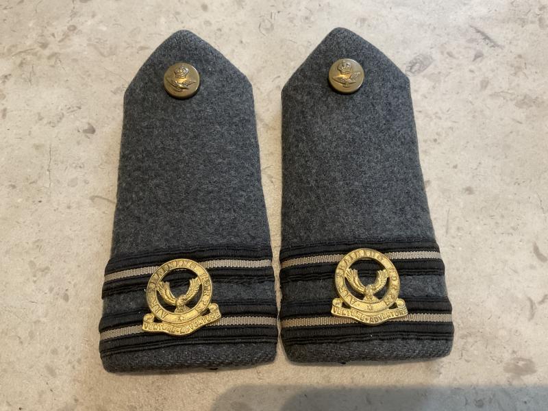 Gradia Militaria -  WW2 Air Training Corps Flight Lieutenants shoulder boards