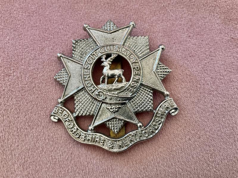 Gradia Militaria -  Bedfordshire & Hertfordshire cap badge by DOWLER