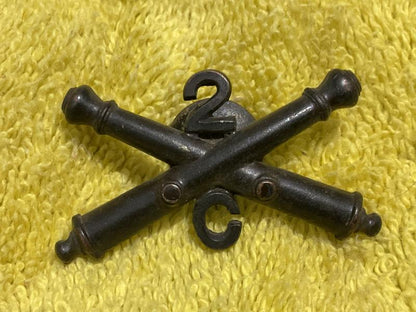 Gradia Militaria -  WW1 U.S Army Battery C, 2nd Artillery Regiment hat badge