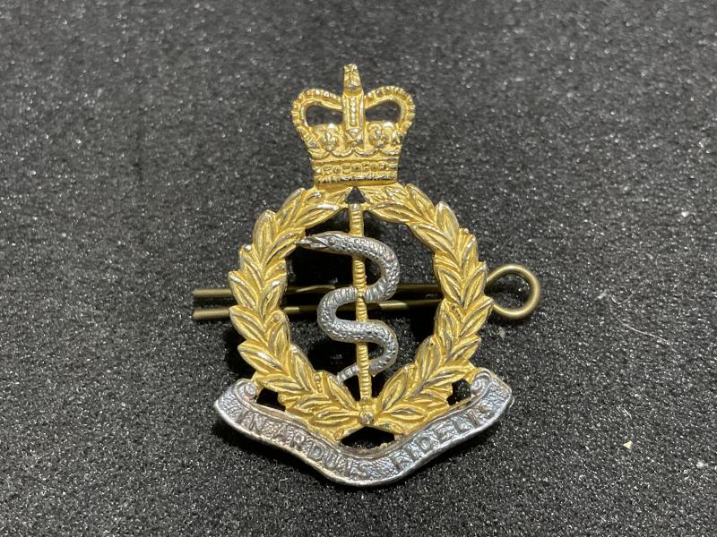 Q/C R.A.M.C Officers cap badge with Latin scroll