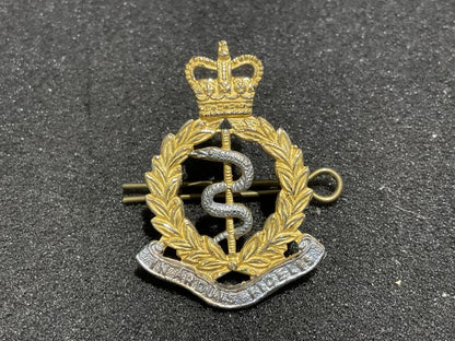 Q/C R.A.M.C Officers cap badge with Latin scroll
