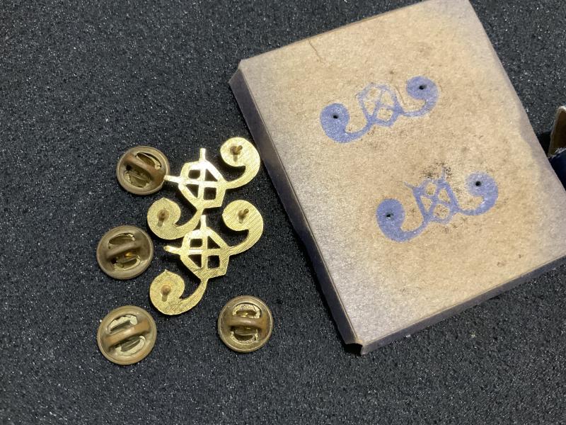 Gradia Militaria -  U.S Army Chemical Corps officers collar badges