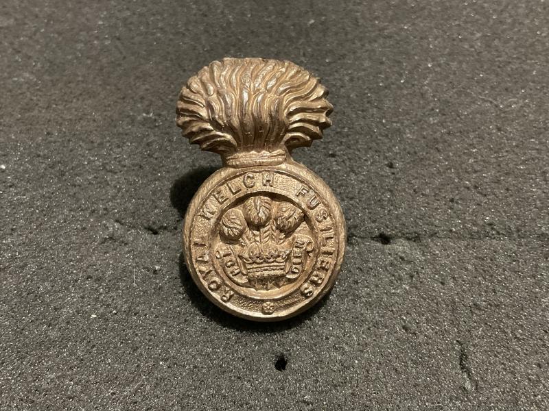 Gradia Militaria -  WW2 Royal Welch Fusiliers plastic economy cap badge