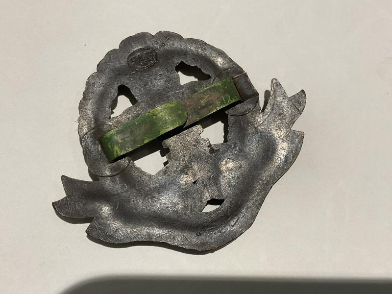 WW2 Middlesex Regiment plastic economy cap badge