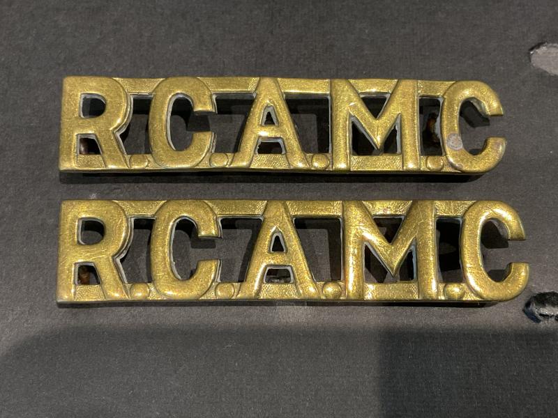 Gradia Militaria -  WW2 R.C.A.M.C brass shoulder titles