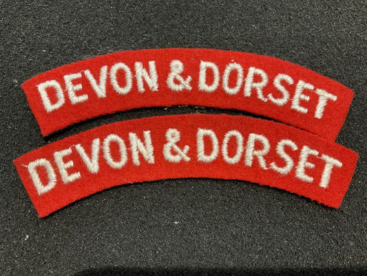 Gradia Militaria -  DEVON & DORSET red wool shoulder titles