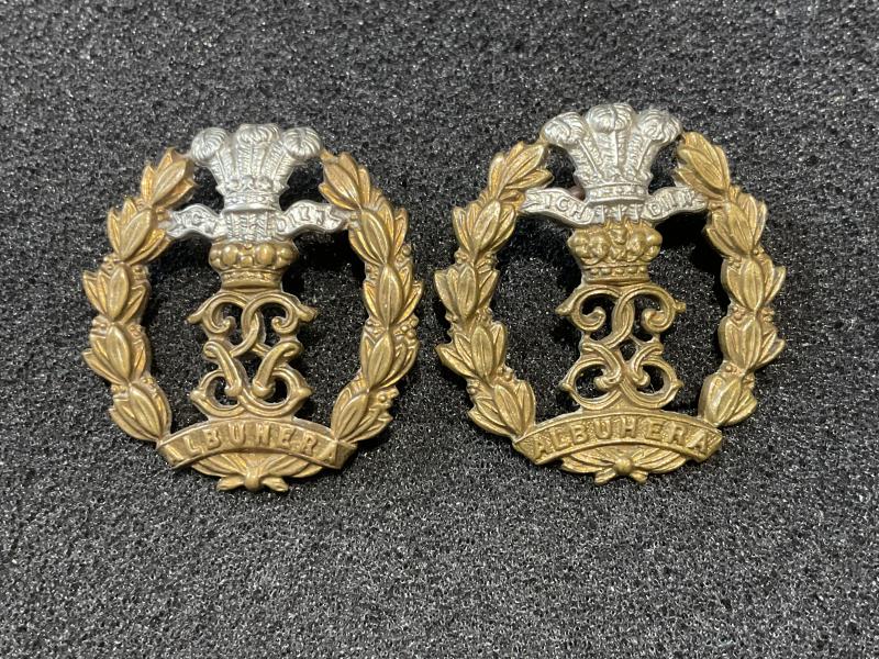 Gradia Militaria -  The Middlesex Regiment collar badges