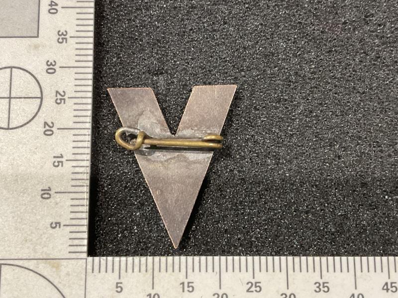 WW2 Enamel V for victory lapel badge