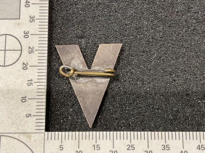 WW2 Enamel V for victory lapel badge