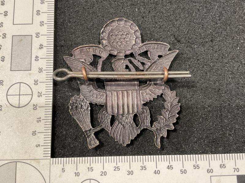 WW1 British made U.S Army officers cap badge