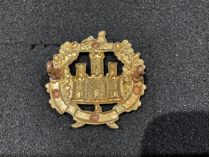 Post 1901 Essex Regiment cap badge, rear loops