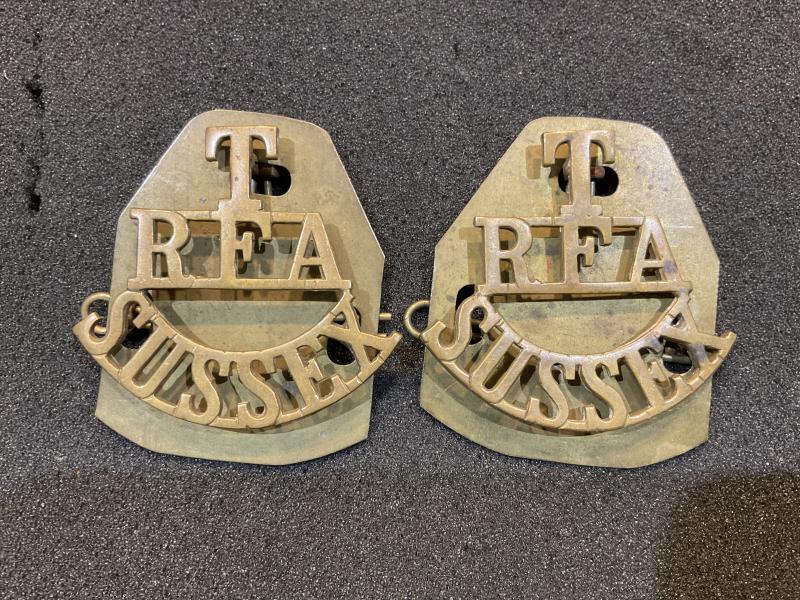 Gradia Militaria -  WW1 Territorial R.F.A SUSSEX brass shoulder titles