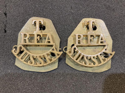 Gradia Militaria -  WW1 Territorial R.F.A SUSSEX brass shoulder titles