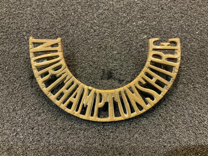 Gradia Militaria -  WW1 Northamptonshire Regt brass shoulder title