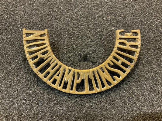 Gradia Militaria -  WW1 Northamptonshire Regt brass shoulder title