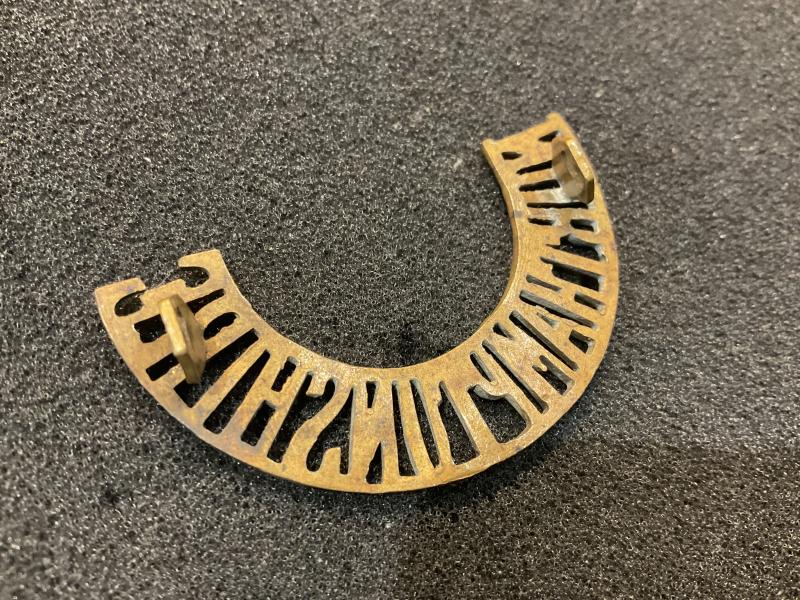 WW1 Northamptonshire Regt brass shoulder title