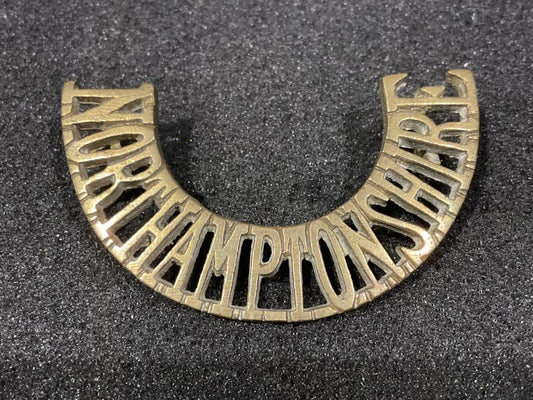 Gradia Militaria -  WW1 NORTHAMPTONSHIRE Regt brass title