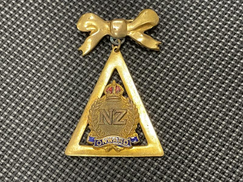 Gradia Militaria -  WW1/2 New Zealand bow & triangle sweetheart brooch