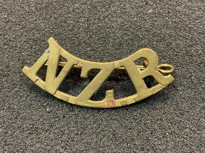 Gradia Militaria -  WW1 Brass N.Z.R (New Zealand Regt) shoulder title