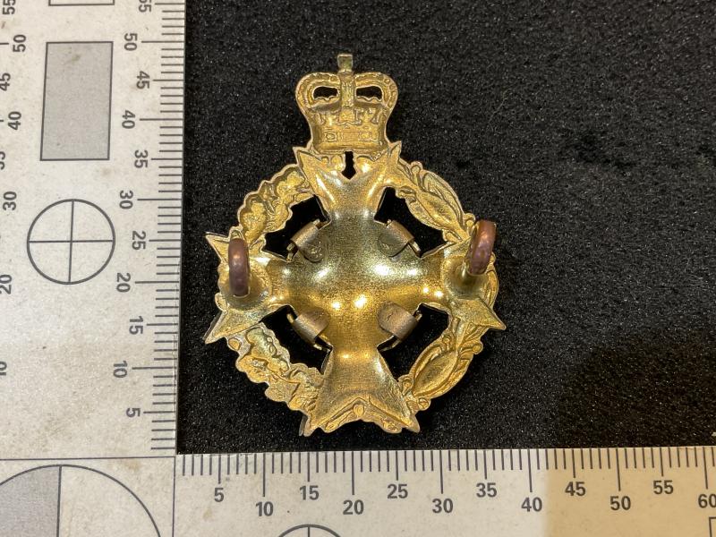 Q/C Christian Chaplains , silver & gilt cap badge