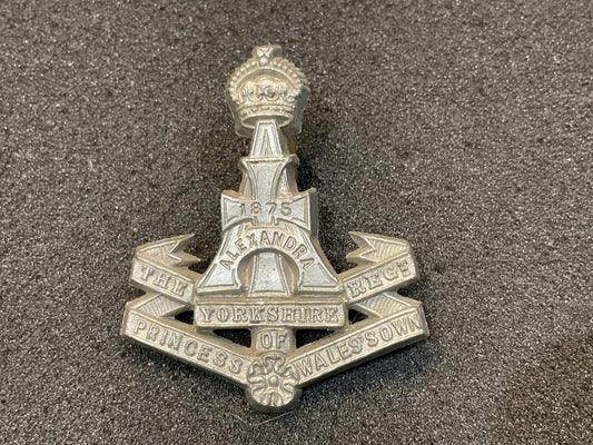 Gradia Militaria -  WW2 Economy Yorkshire Regt (Green Howards) cap badge