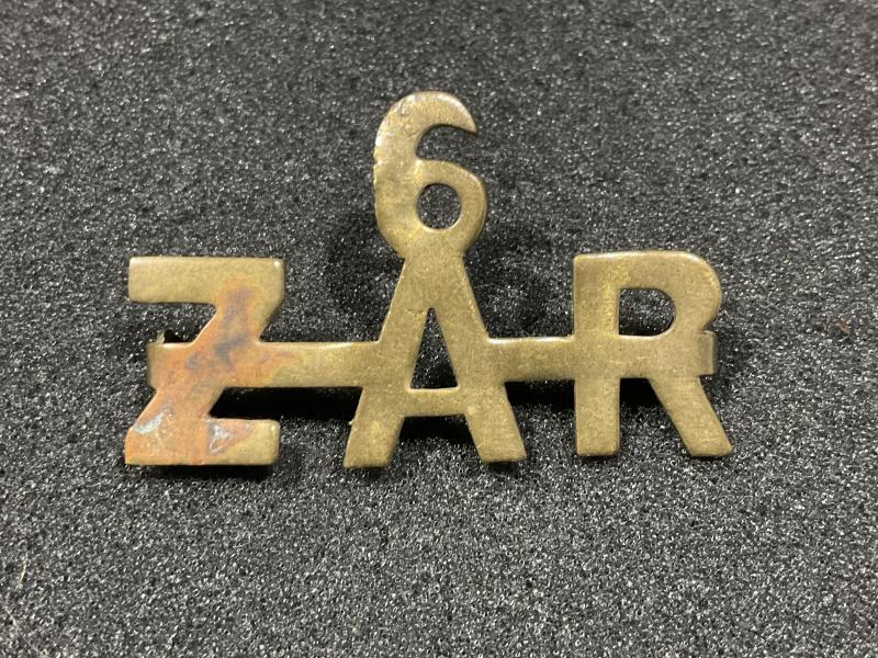 Gradia Militaria -  WW1 South African 6 Z.A.R brass shoulder title