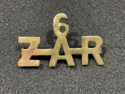 Gradia Militaria -  WW1 South African 6 Z.A.R brass shoulder title