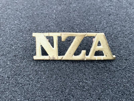 Gradia Militaria -  WW1 NZA-New Zealand Artillery brass shoulder title