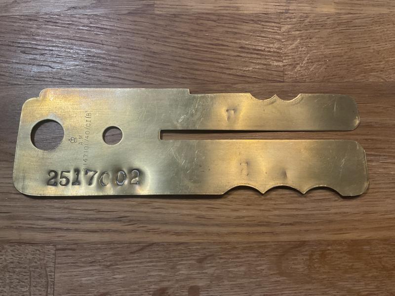 Gradia Militaria -  Air Ministry marked brass button stick