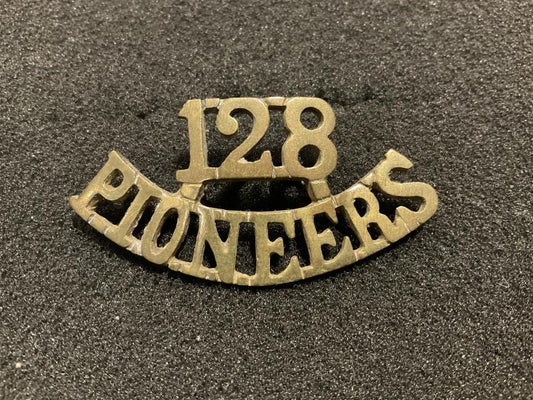 Gradia Militaria -  128th Pioneer Regt, Bombay Infantry brass shoulder title