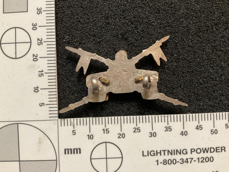 Indian Armoured or Cavalry b/m collar badge