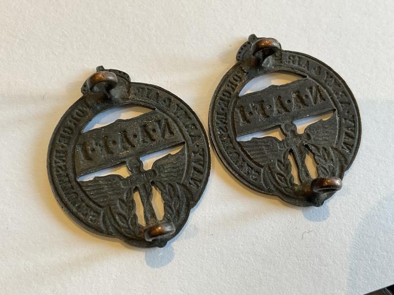 WW2 N.A.A.F.I bronze collar badges.