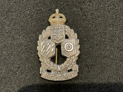 Gradia Militaria -  1944 Hallmarked silver R.C.E.M.E officers forage/beret badge