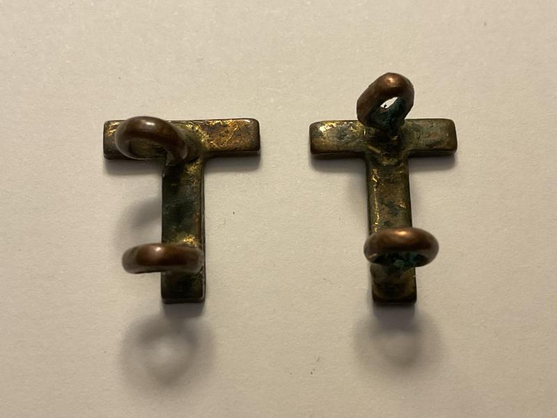 WW1 British Territorial Army brass T collar badges.