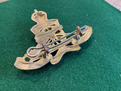 Post 1902 Royal Artillery officers gilt cap badge