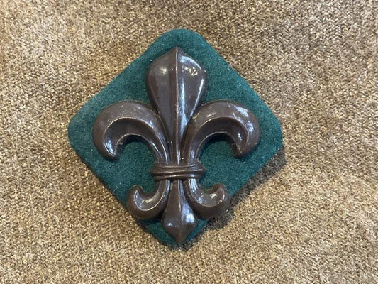 Gradia Militaria -  WW2 Economy plastic Manchester Regiment cap badge