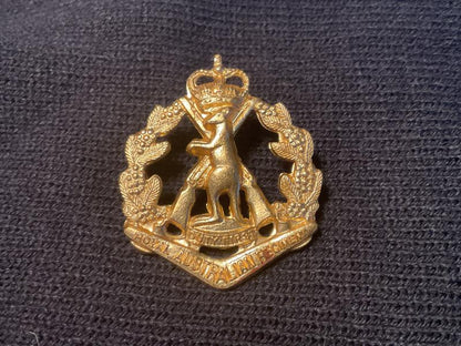 Gradia Militaria -  Royal Australian Regiment, (RAR) Vietnam era hat/cap badge