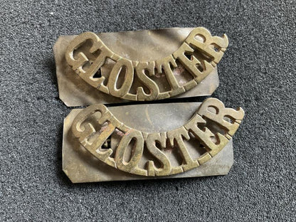 Gradia Militaria -  WW1 GLOSTER (Gloucestershire Regt) brass shoulder title.