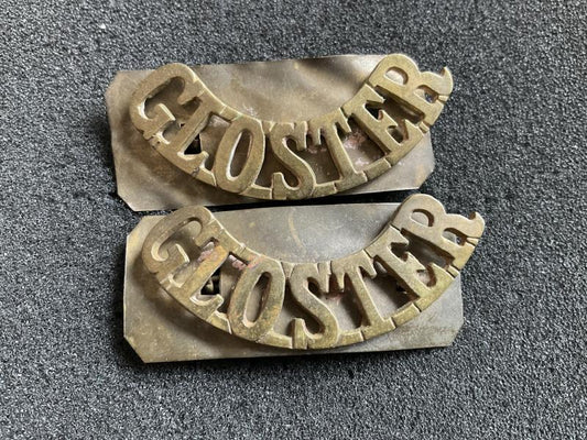 Gradia Militaria -  WW1 GLOSTER (Gloucestershire Regt) brass shoulder title.