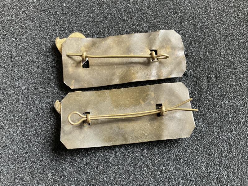 WW1 GLOSTER (Gloucestershire Regt) brass shoulder title.