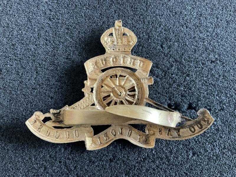 WW1/2 Royal Artillery officers gilded brass cap badge.