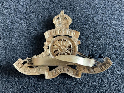 WW1/2 Royal Artillery officers gilded brass cap badge.