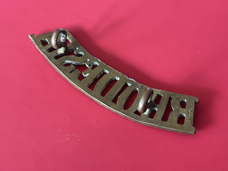 WW2 RHODESIA brass nationality shoulder title.