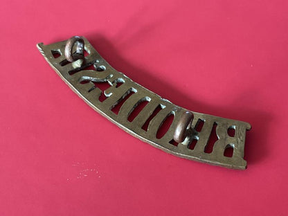 WW2 RHODESIA brass nationality shoulder title.