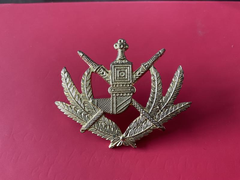 Gradia Militaria -  Oman; Pre 1990 royal Guard of Oman O.Rs cap badge.